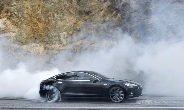 推出 Ludicrous Mode，在该模式下 Model S 0-60英里:小时加速仅需2.8秒，百公里加速2.9秒  