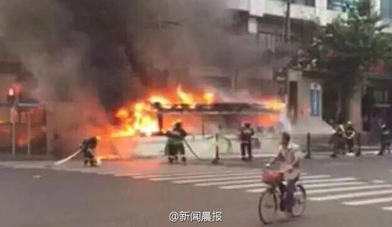 上海一公交电车自燃 火势凶猛仅剩框架(组图)