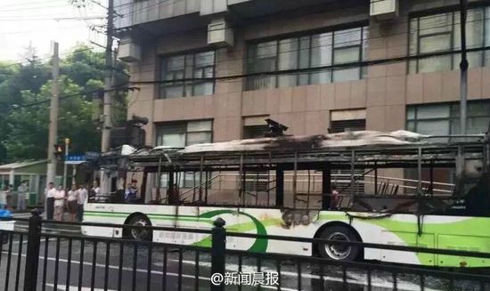 上海一公交电车自燃 火势凶猛仅剩框架(组图)