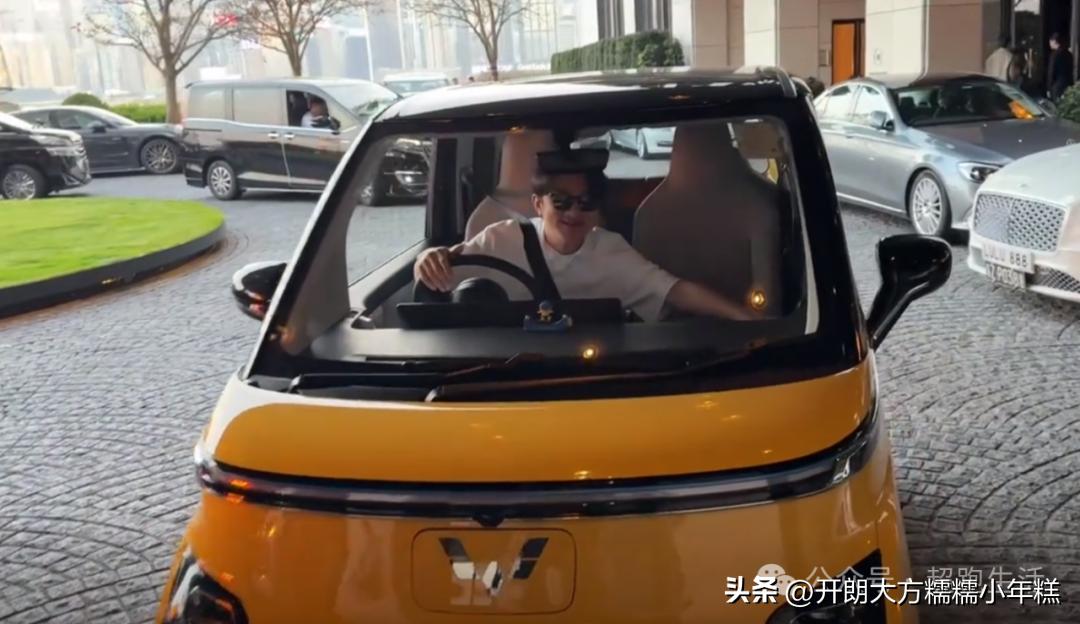 王祖蓝开五菱接陈赫,此车在香港16.8万,比旁边的宾利都显眼 王祖蓝开五菱接陈赫,此车在香港16.8万,比旁边的宾利都显眼 - Image 3