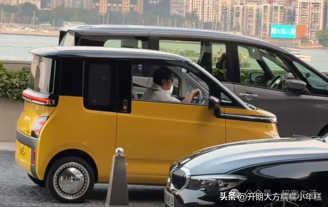 王祖蓝开五菱接陈赫,此车在香港16.8万,比旁边的宾利都显眼 王祖蓝开五菱接陈赫,此车在香港16.8万,比旁边的宾利都显眼 - Image 2