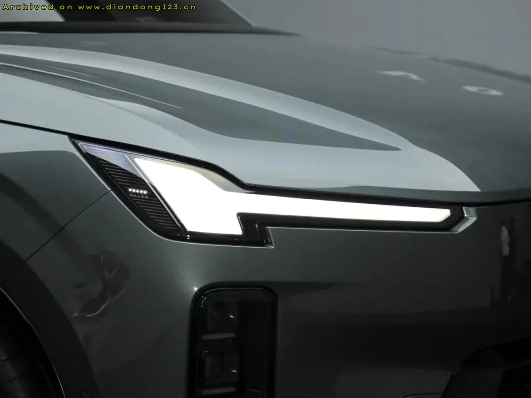 沃尔沃推出了全新插混XC70，重塑混动安全标杆！ - Image 3