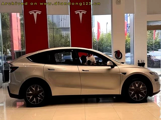 今天去看了特斯拉最新版model Y L，感觉自己的“老版Y”买早了 - Image 2