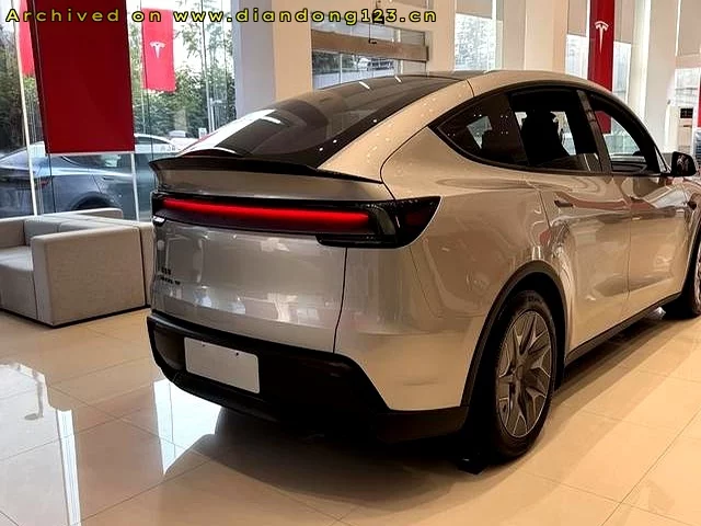 今天去看了特斯拉最新版model Y L，感觉自己的“老版Y”买早了