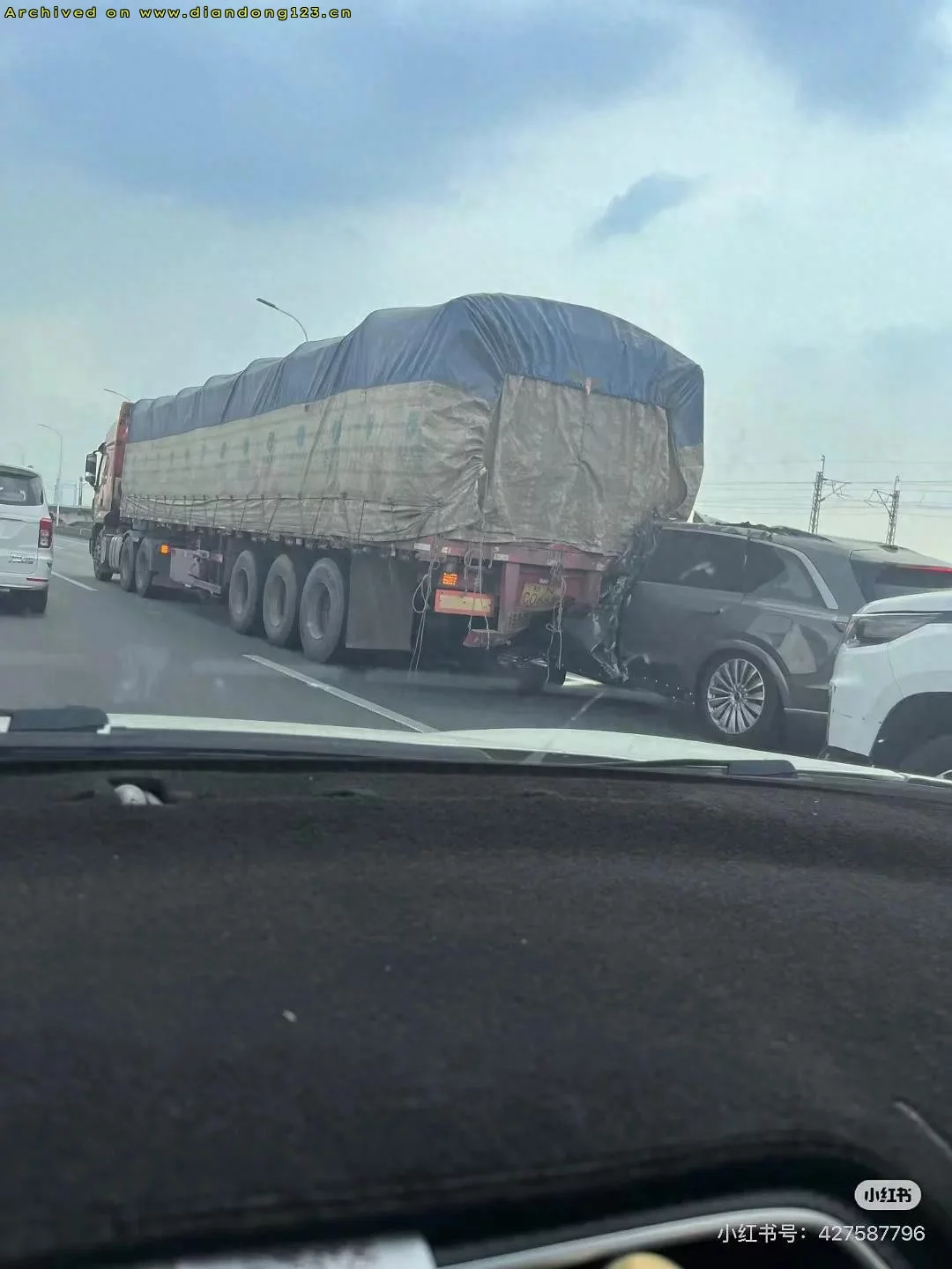 乐道L90高速追尾货车一直撞到b柱，车身安全设计再成焦点 - Image 1