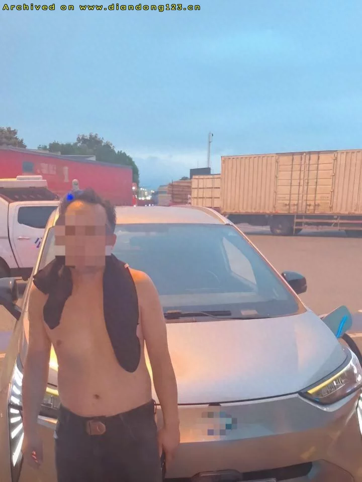 新能源汽车深夜在高速上突然没电，车主竟蛮力推行2公里！