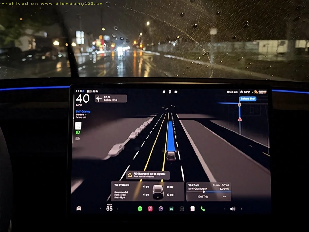 特斯拉全新FSD在雨天表现惊艳 驾驶员全程无需接管 - Image 2