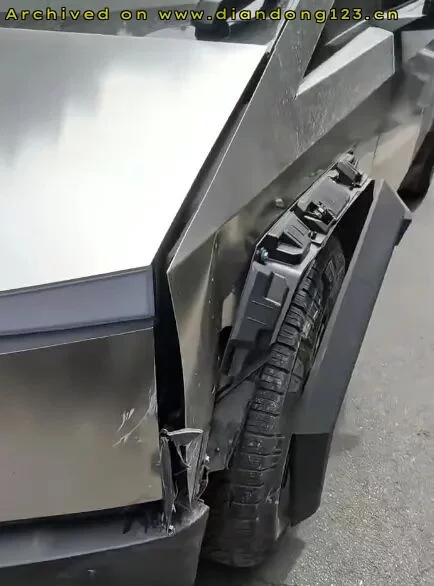四川首例Cybertruck轻碰事故 - Image 2