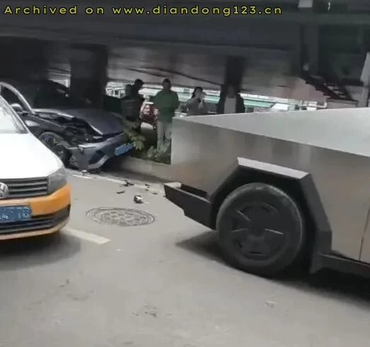 四川首例Cybertruck轻碰事故 - Image 3