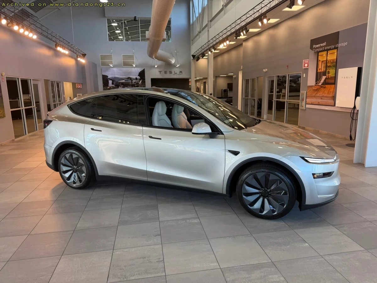 特斯拉 Model Y L 首发版登陆北美门店展示