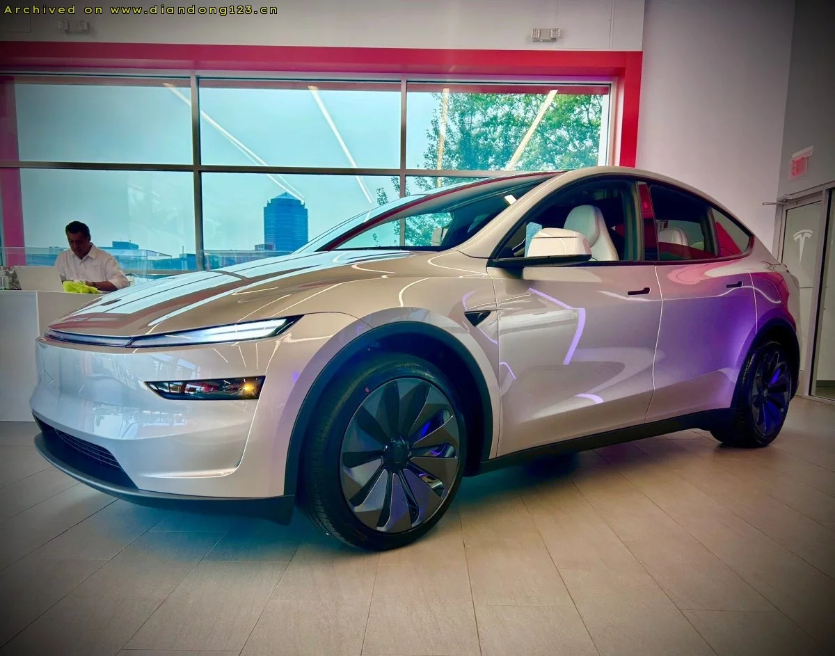 特斯拉 Model Y L 首发版登陆北美门店展示 - Image 5