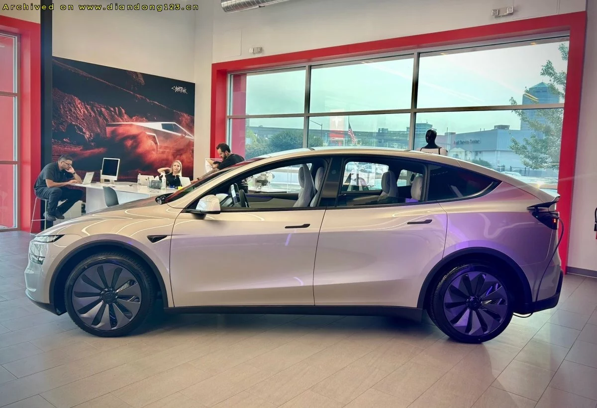 特斯拉 Model Y L 首发版登陆北美门店展示 - Image 4