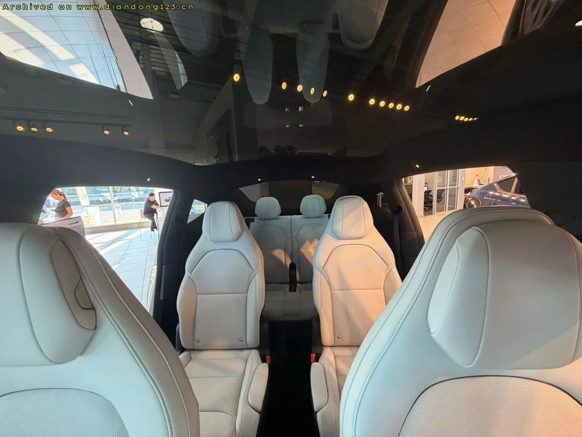 特斯拉 Model Y L 首发版登陆北美门店展示 - Image 3