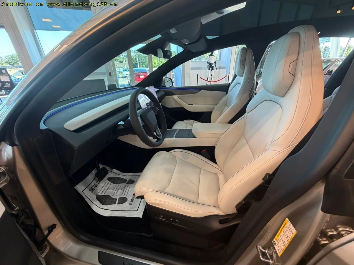 特斯拉 Model Y L 首发版登陆北美门店展示 - Image 2