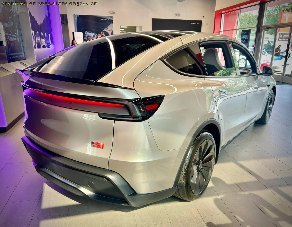 特斯拉 Model Y L 首发版登陆北美门店展示 - Image 6