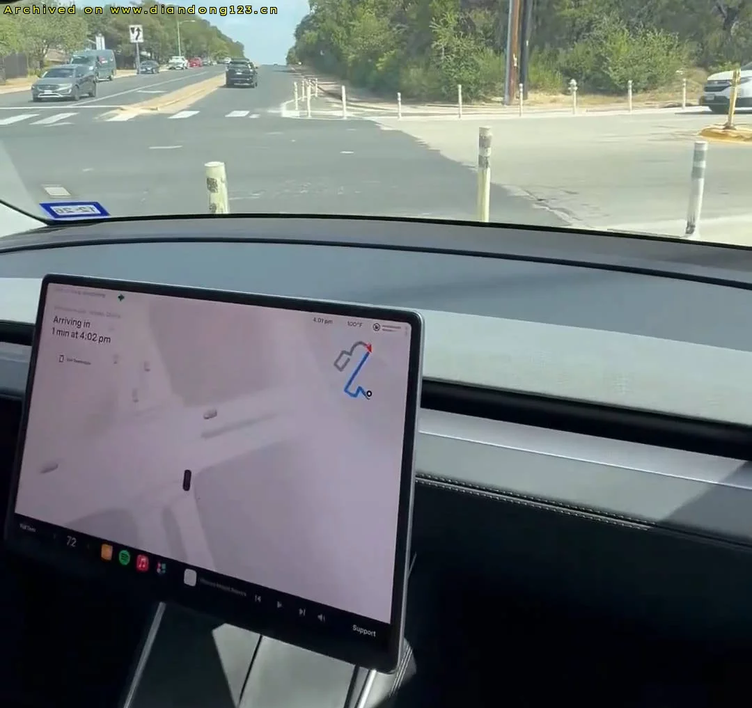特斯拉 Robotaxi 奥斯汀撞击路桩引发安全质疑 - Image 2
